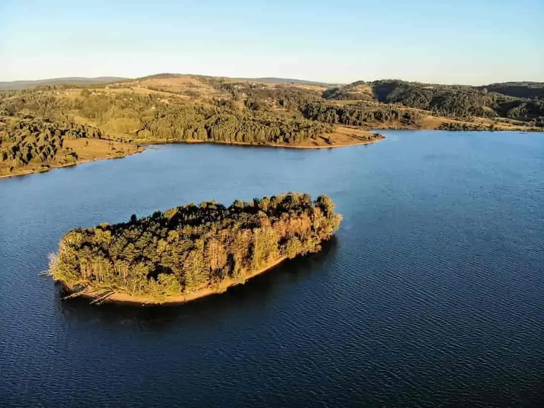 Vlasinsko jezero i plutajuće ostrvo iz vazduha